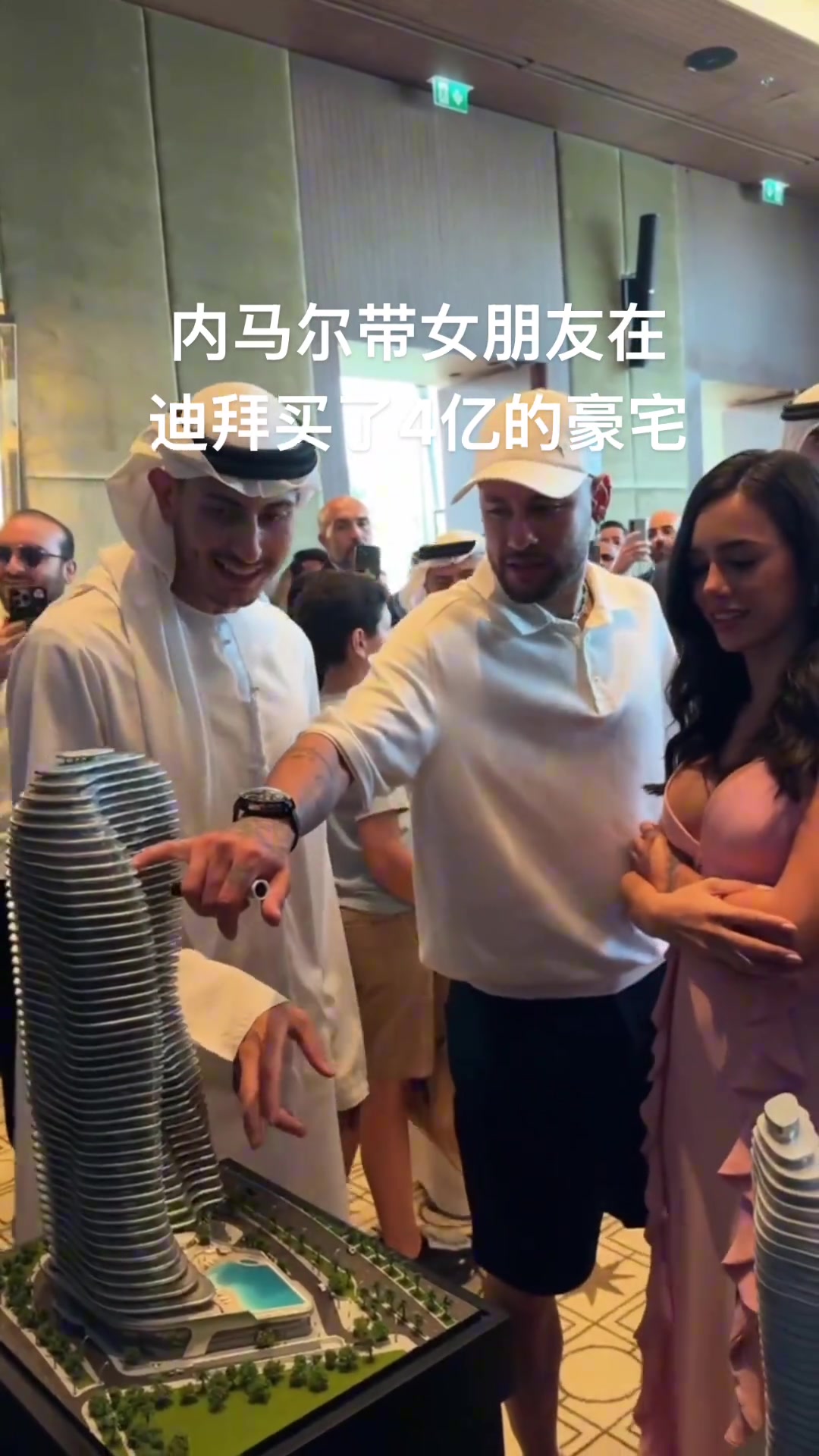 真有钱啊内马尔携女友